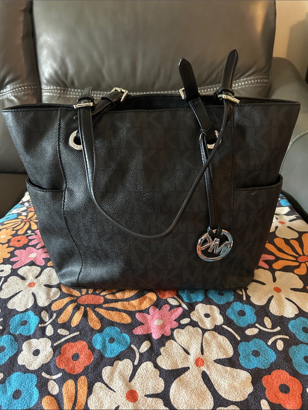 Michael Kors Black Signature Tote with MK Charm - Picture 3 of 11